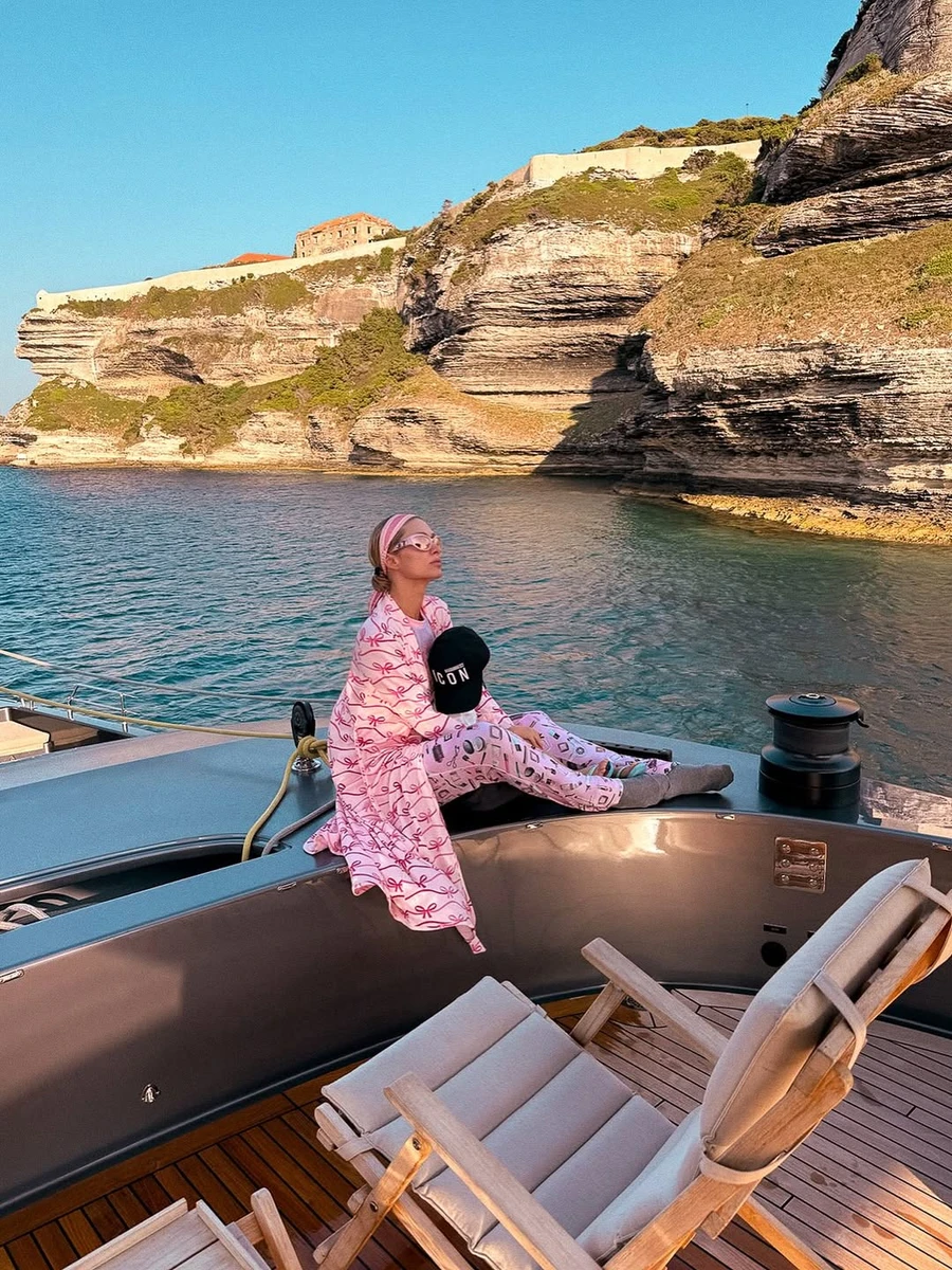 Періс Хілтон у рожевому луці попозувала на яхті на тлі скель