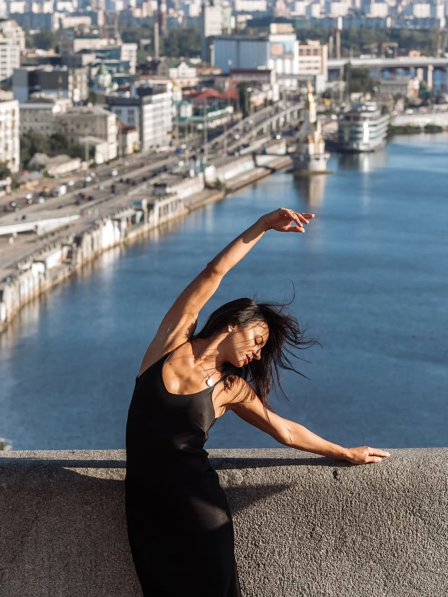 Ілона Гвоздьова у шовку повигиналася на мосту