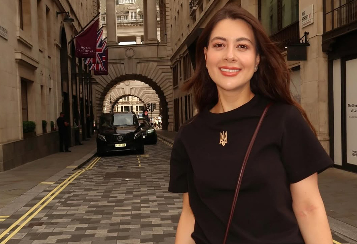 Раміна Есхакзай позує для фото