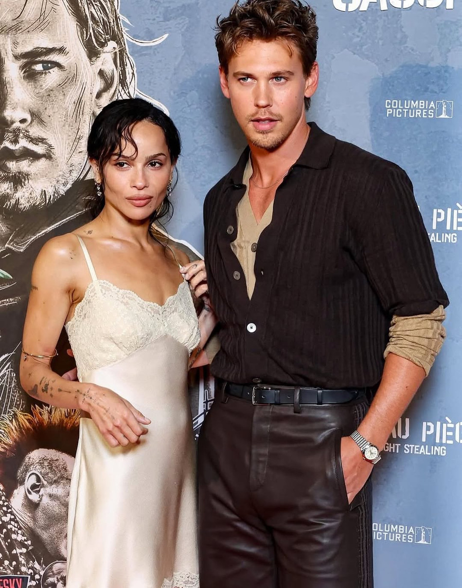 Зої Кравіц у пеньюарі й Остін Батлер у шкірі мило попозували на хіднику