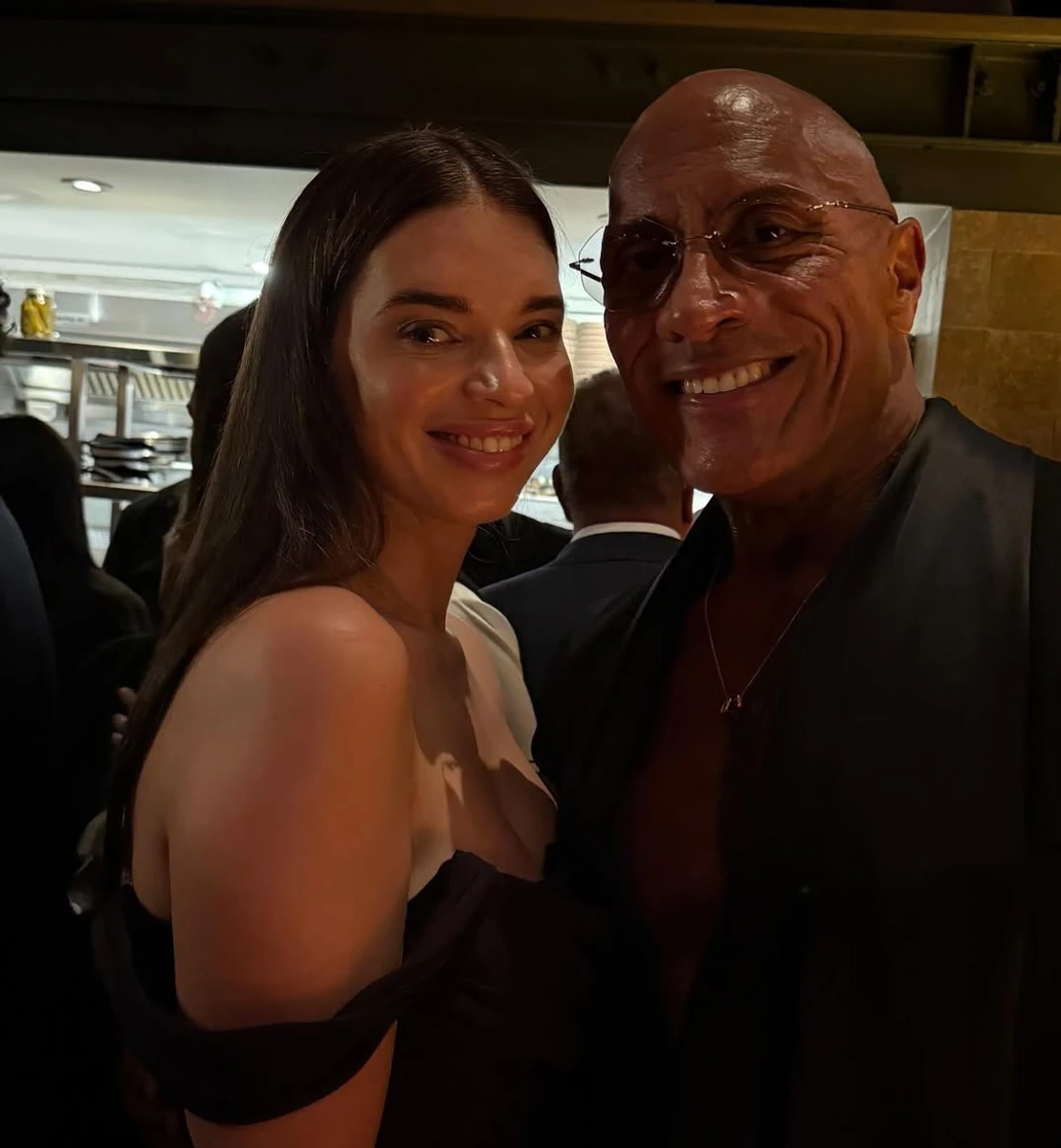 Дружина Олександра Усика і Дуейн Скеля Джонсон зробили селфі на кінопрем'єрі