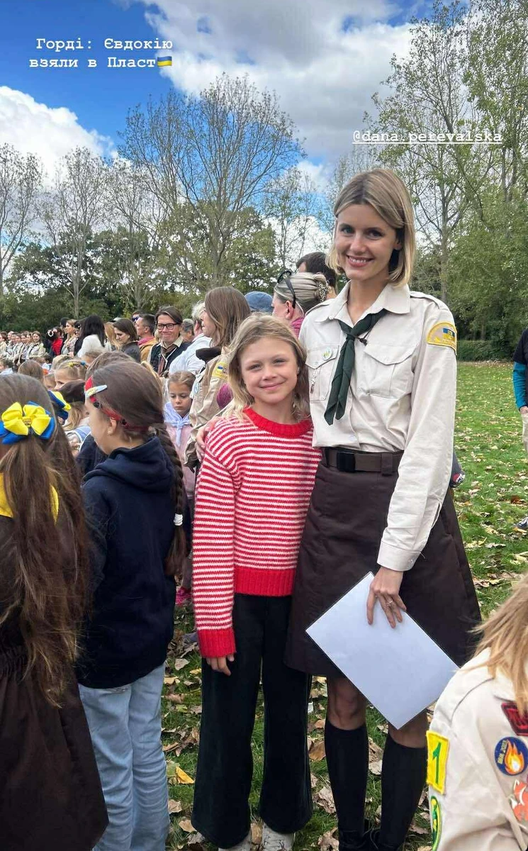 Оля Фреймут показала свою дочку в скаутській організації