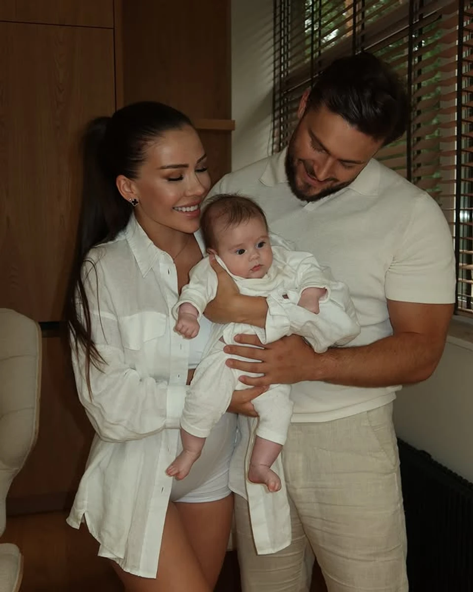 Скандальна блогерка зі своїм новим чоловіком-литовцем Антоном і їхньою дитиною