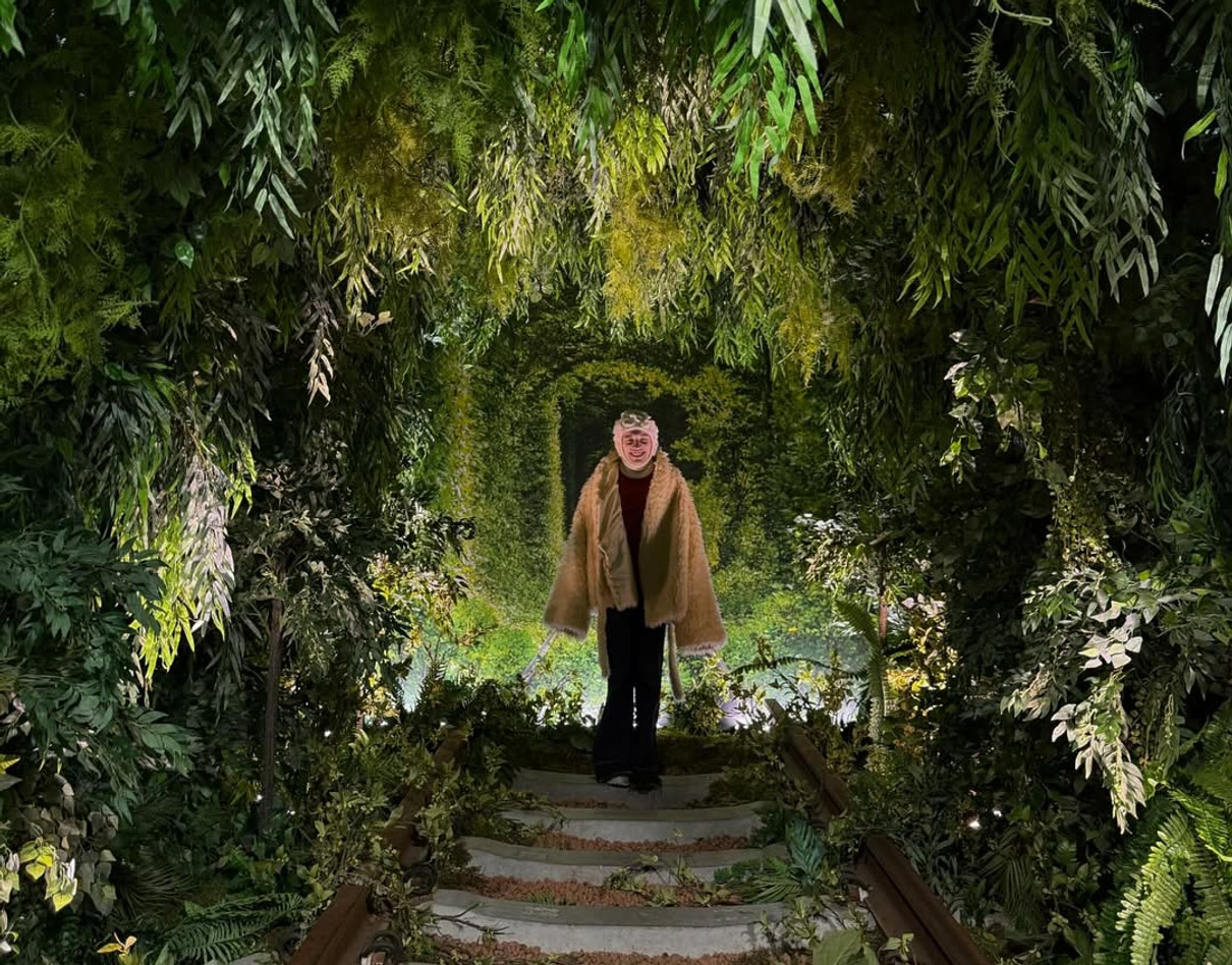 Переможець Євробачення-2024 Nemo попозували на виставці у Києві