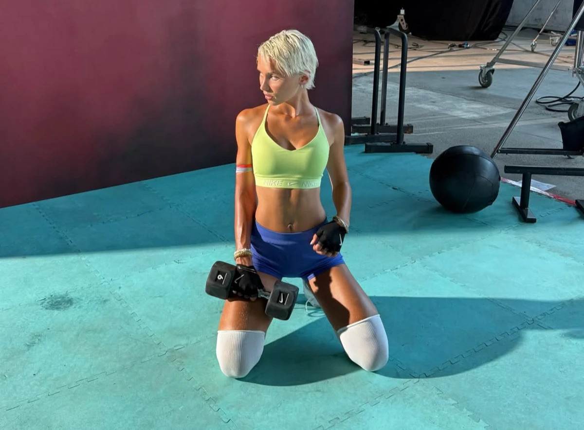 Донька Джуда Лоу у сексі шортах посвітила тілом на фото