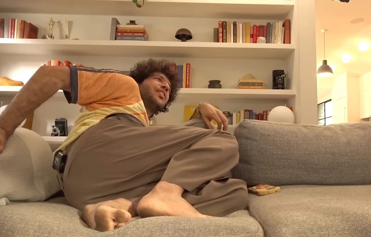 Чоловік Селени Гомес показав брудні ноги і отримав хейт у мережі