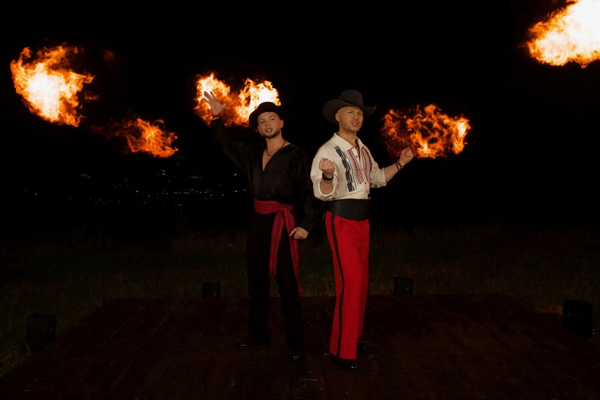 Гуцульський вайб і пристрасть іспанського фламенко переплелися в новому кліпі Влада і Сергія