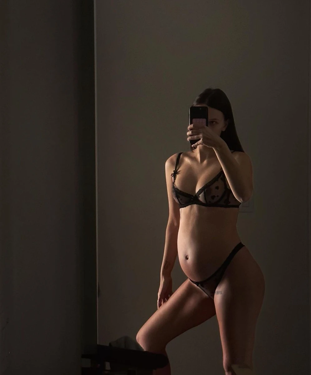 Вагітна Олександра Літвін має в своєму арсеналі сексі-фото 