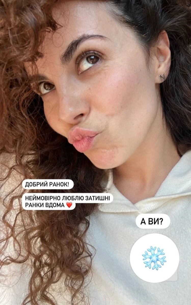 36-річна співачка без макіяжу, але з усмішкою