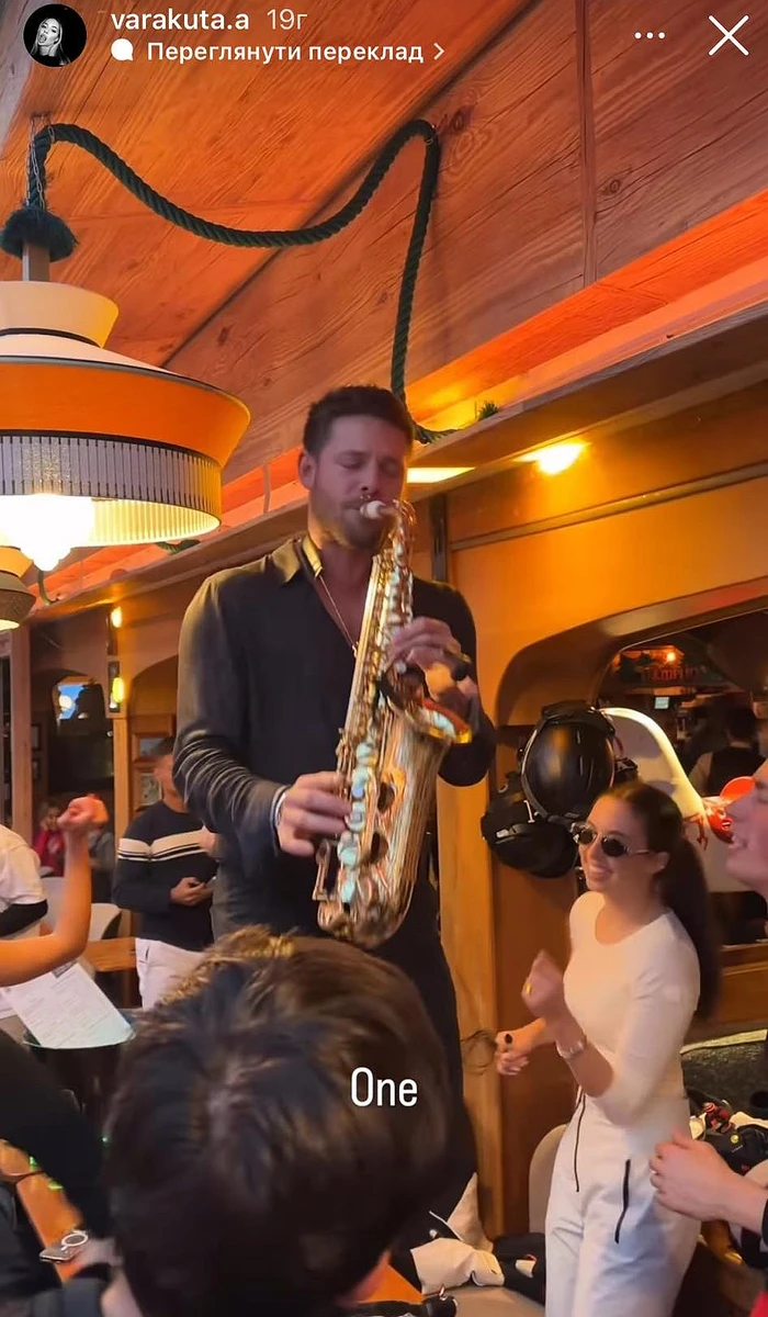 Розважалися українці під гру саксофоніста на столі 
