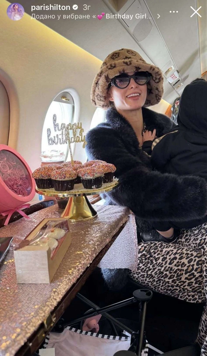 Білявка наробила святкових селфі з синочком 