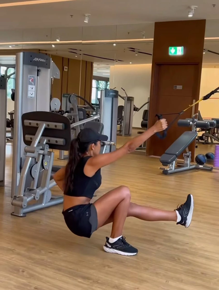 Санта постить тренування у своєму Instagram хіба що не кожного дня