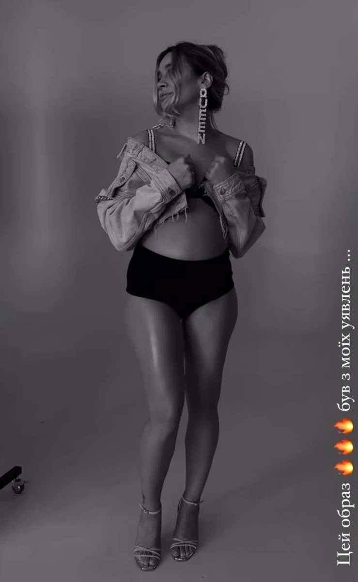 Терлюга у міні посвітила ногами і животиком