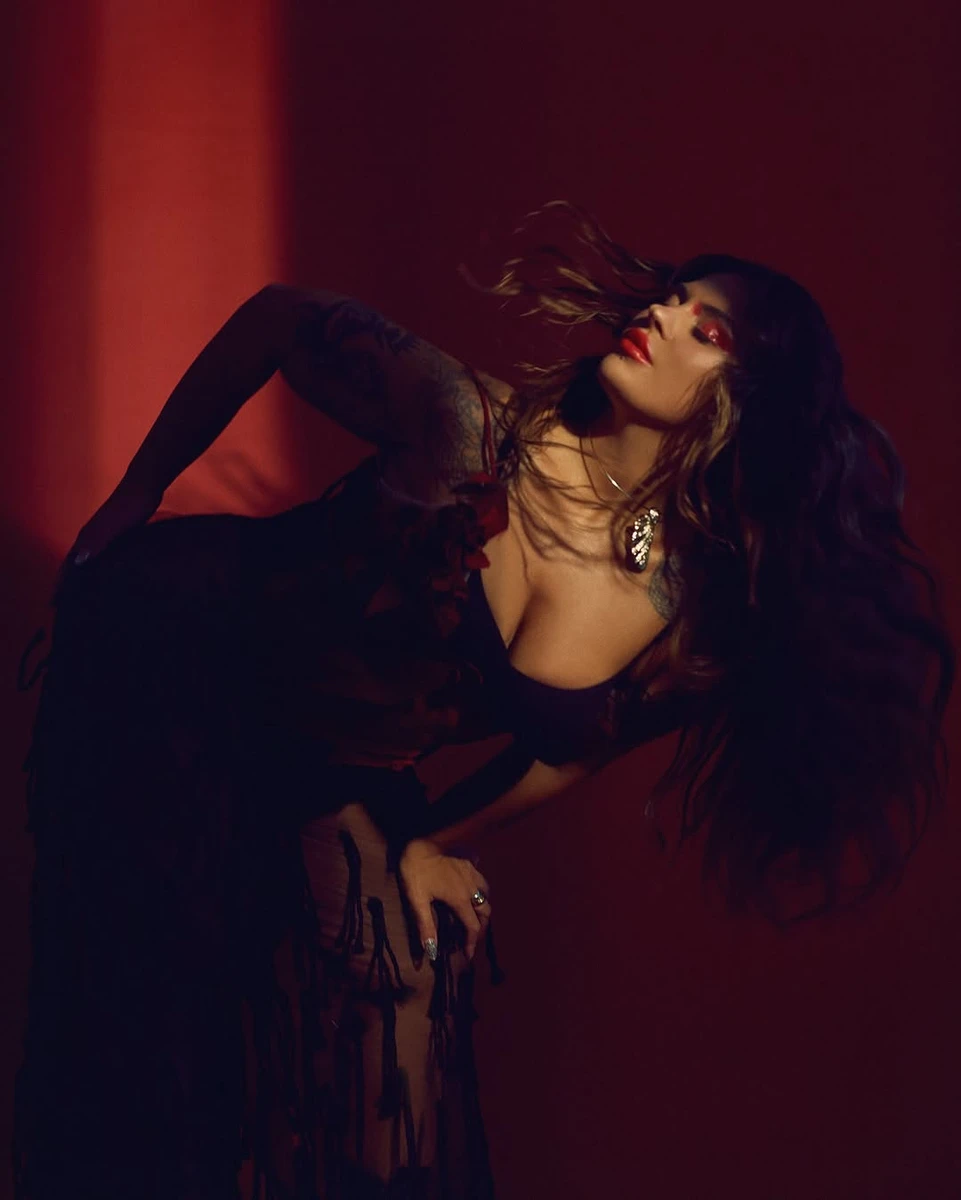 Олександра Заріцька у спокусливому луці