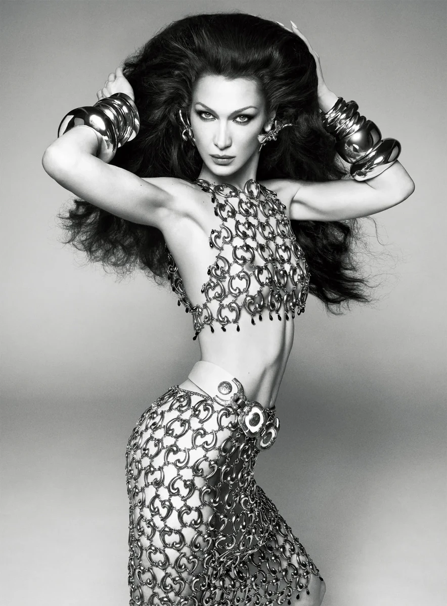 Белла Хадід посвітила сосками у кольчузі