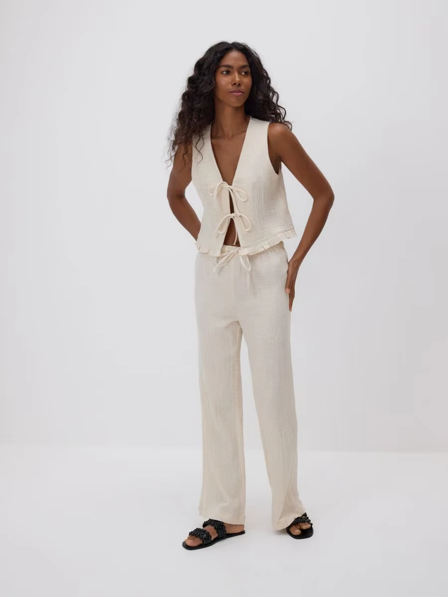 Топ із завʼязками спереду