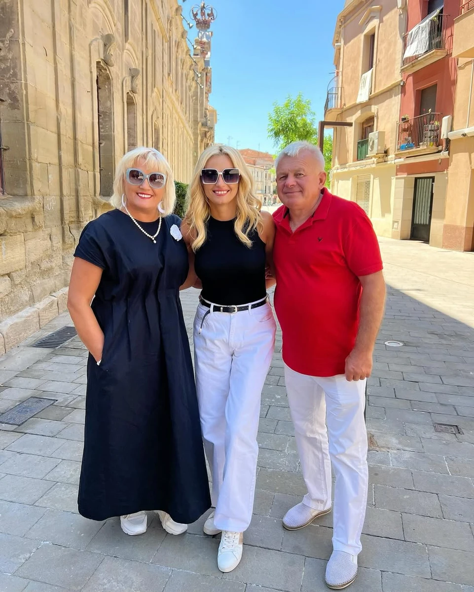 Ірина Федишин в обіймах батьків показалася в Іспанії