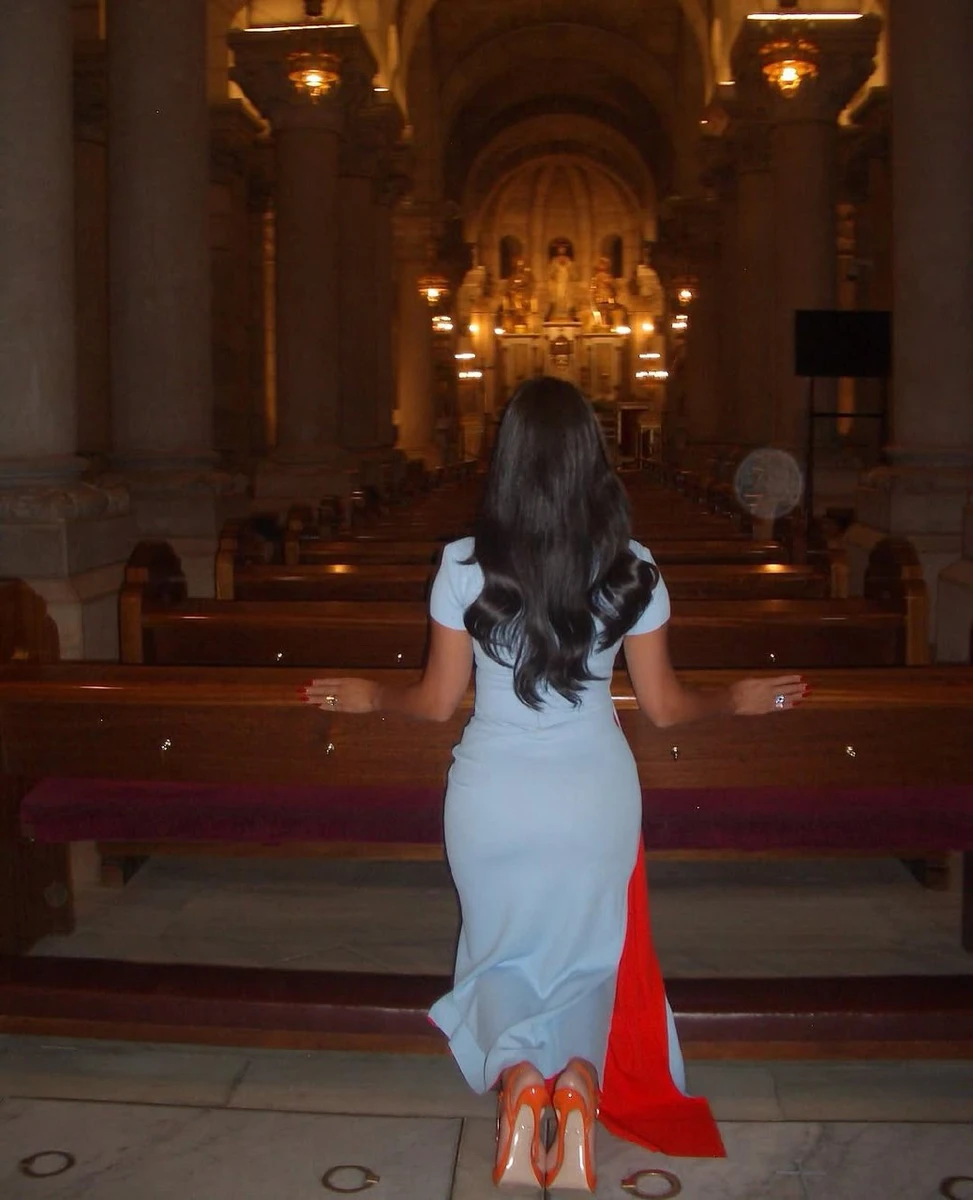 Наречена Роналду у храмі