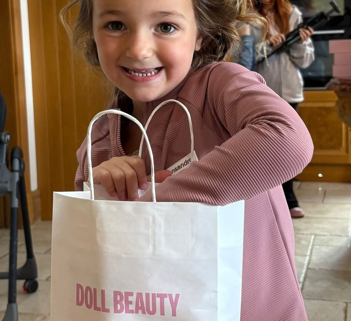 Дружина Тайсона Ф'юрі замилувала, як її дочка з укладкою шукає косметику