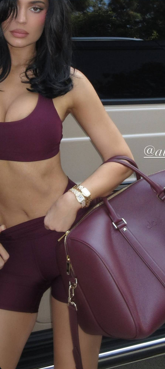 Кайлі Дженнер посвітила тонкою талією в обтислих шортах