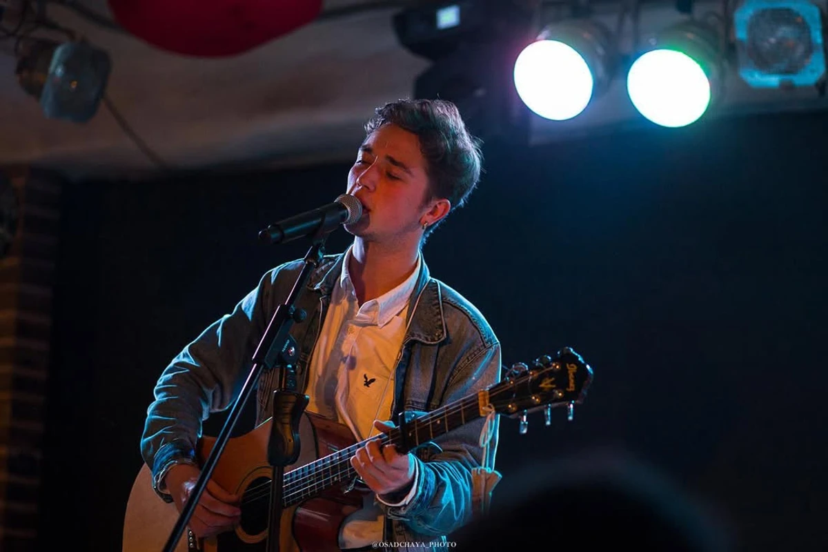 Юний Іван Брикулець на сцені з гітарою