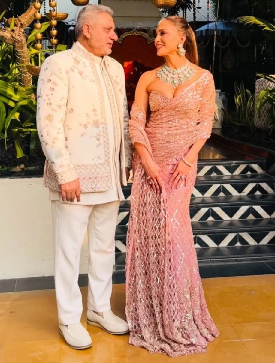 Дженніфер Лопес у кутюрній сукні з сіткою попозувала на весіллі дочки мільйонера