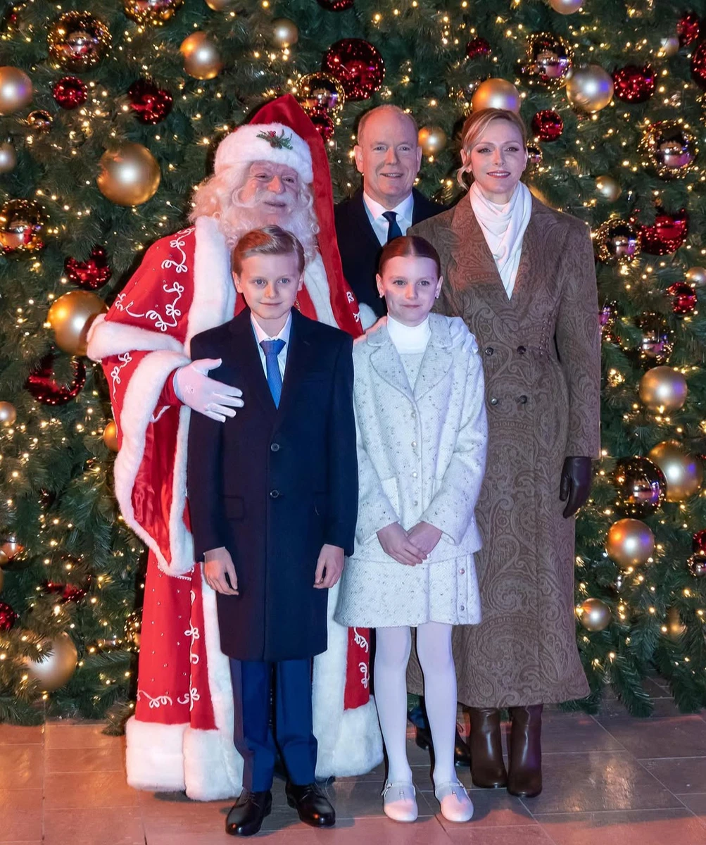 Княгиня Монако з чоловіком та дітьми