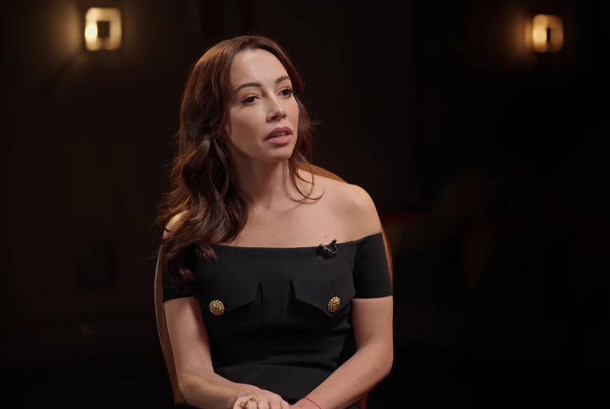 Балерина сама робить відвар з троянд для ранкового ритуалу з льодом 