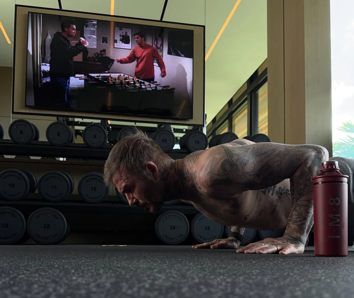 Девід Бекхем з голим торсом показав відтискання