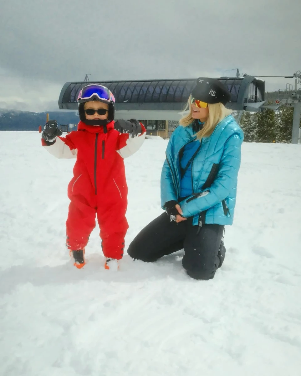 Періс Хілтон показалася з сином на снігу