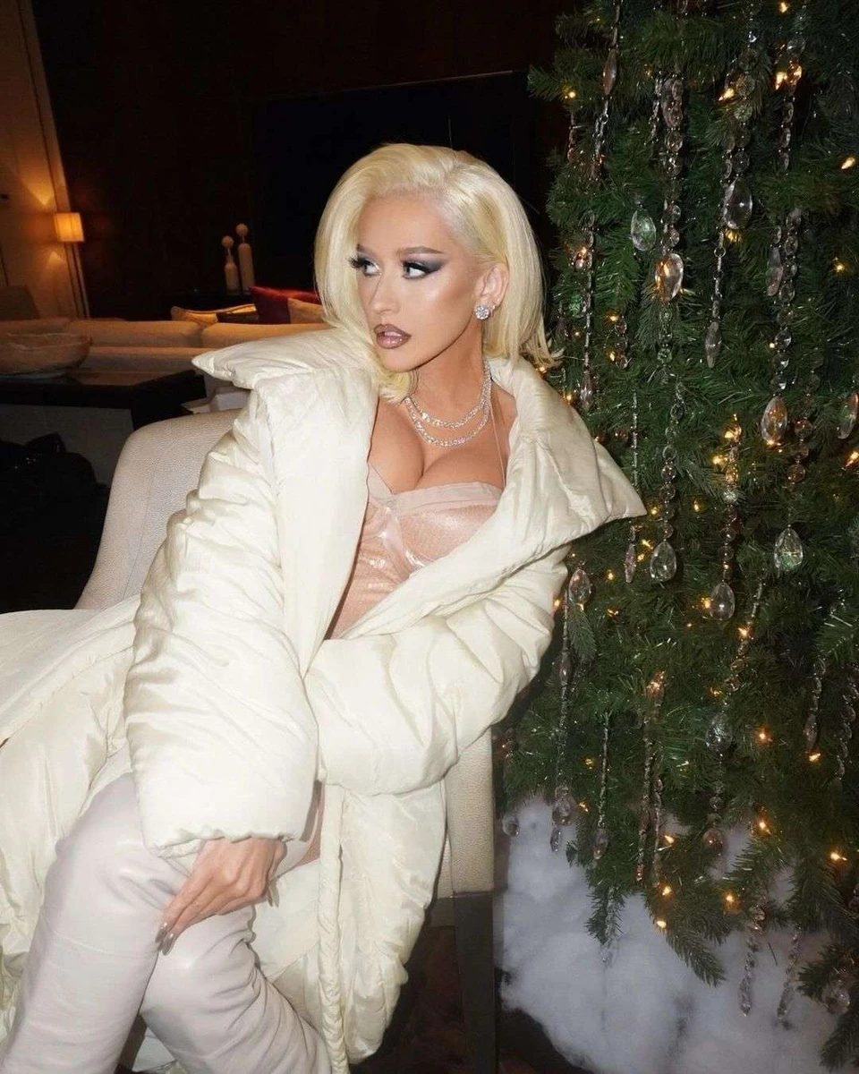 Агілера задумливо посиділа перед камерою