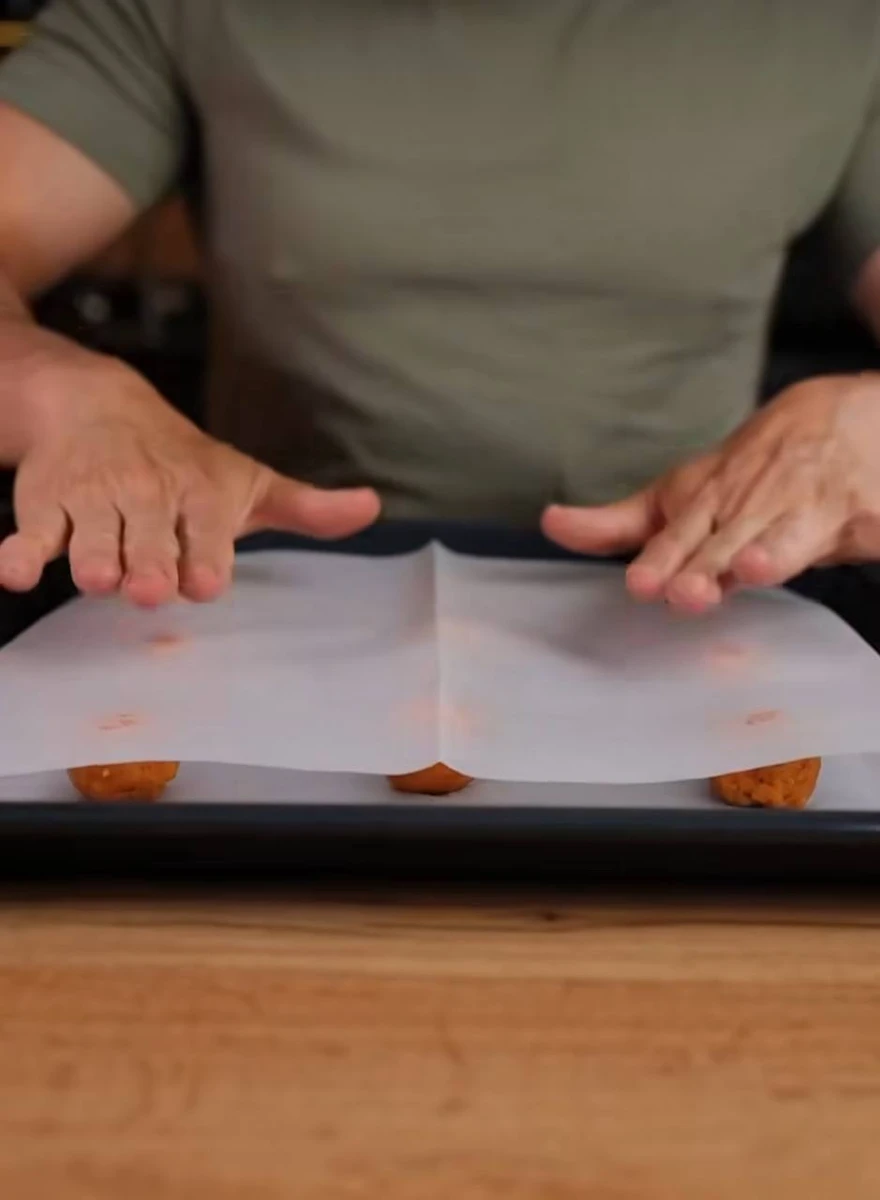 Розігріваємо духовку до 160°. Деко застелити пергаментом та викласти по 1 столовій ложці пюре порційно. Зверху застелити ще одним листом пергаменту та розрівняти за допомогою склянки або качалки, - пояснив кухар