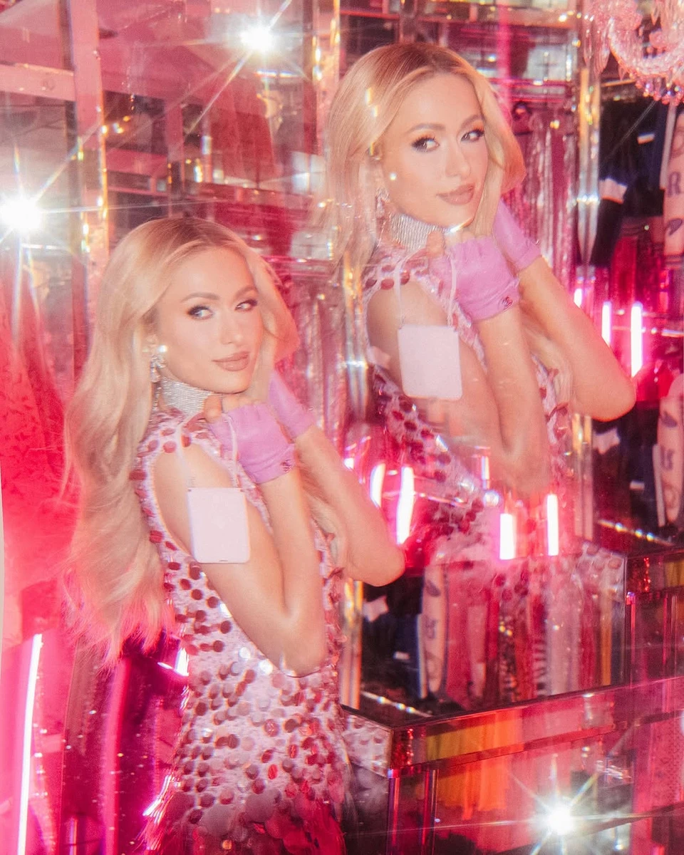 Періс Хілтон попозувала у вишуканому гардеробі