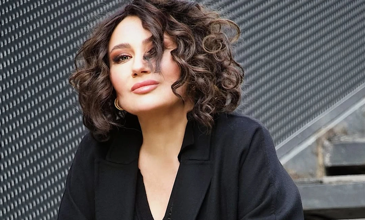 Олена Мозгова позує для фото