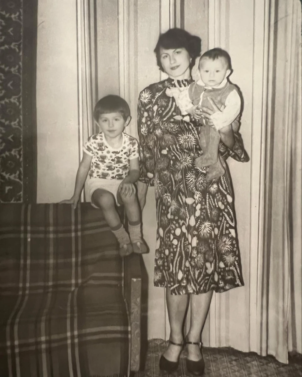 Притула у дитинстві з мамою і братом