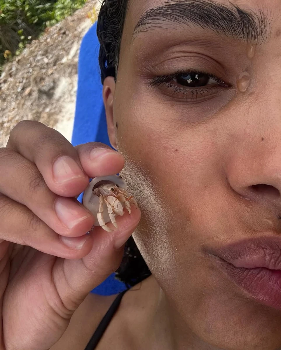 Тіна Кунакі замилувала фото з крабом на пляжі