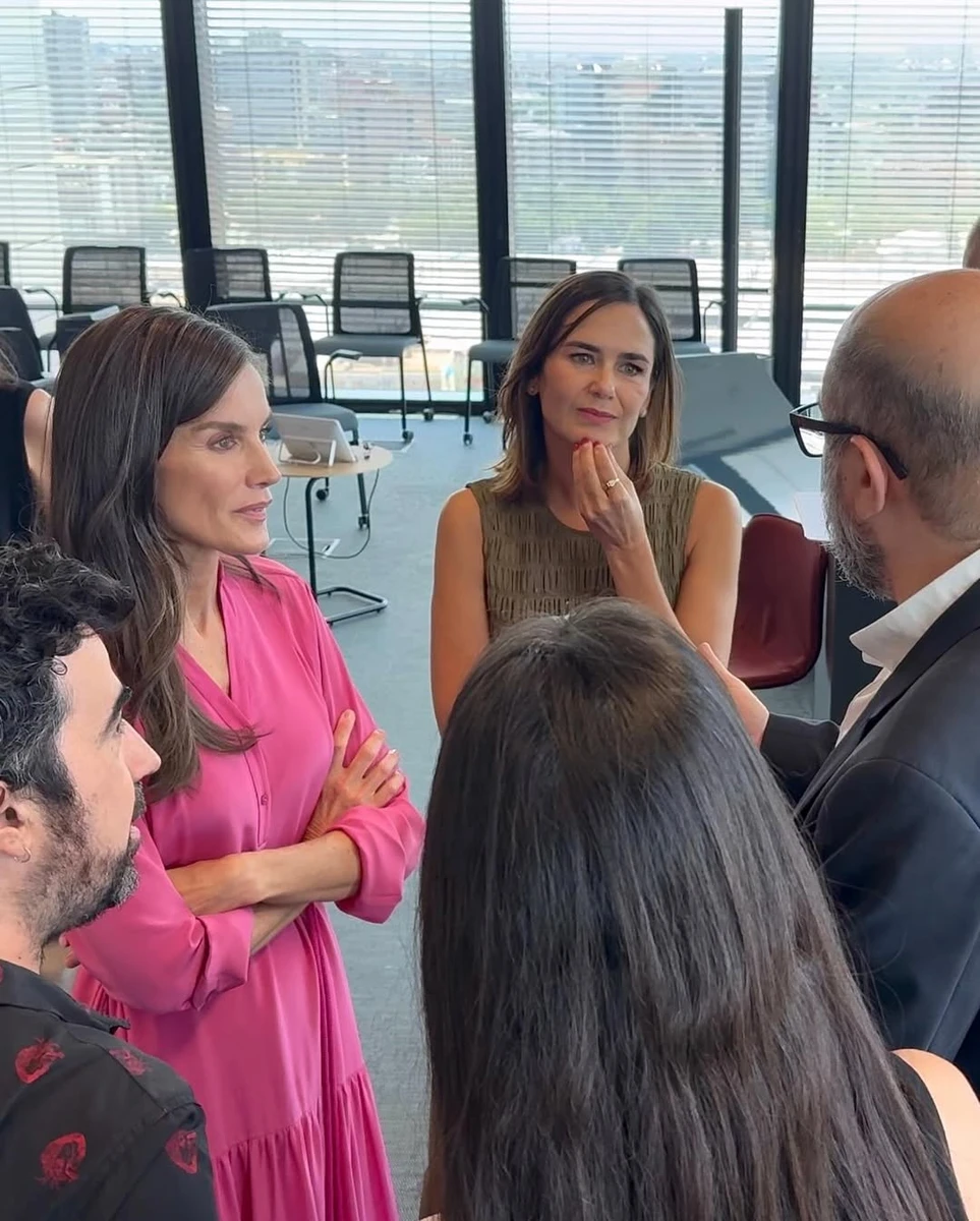 Королева Летісія у рожевому луці показалася на зустрічі в Мадриді