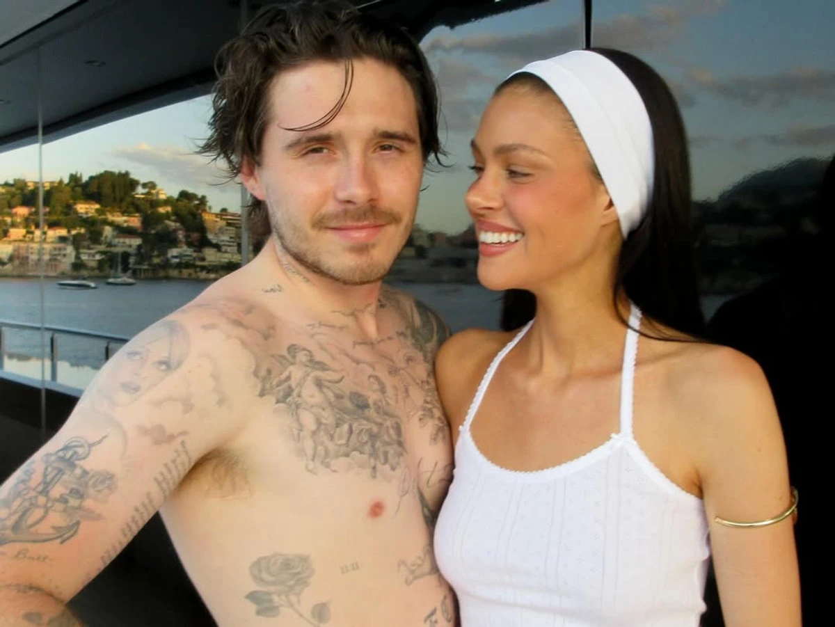 Син Бекхемів з голим торсом попозував з дружиною на яхті