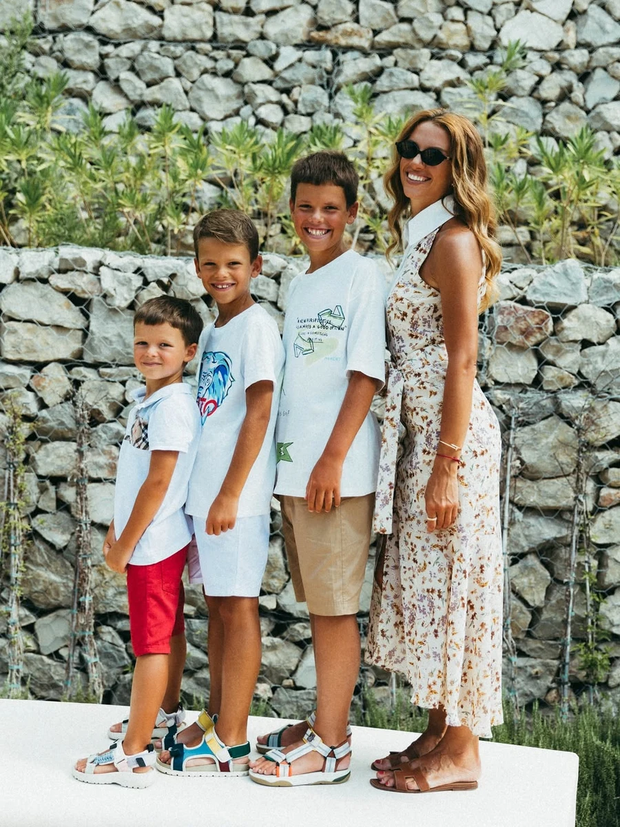 Дружина Решетніка у квітковій сукні попозувала з синами в Іспанії