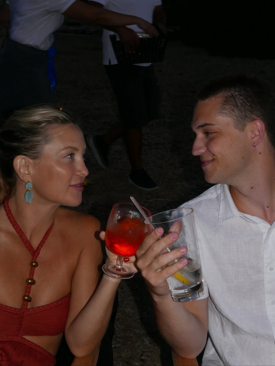 Кейт Хадсон у топі показалася зі старшим сином з напоями