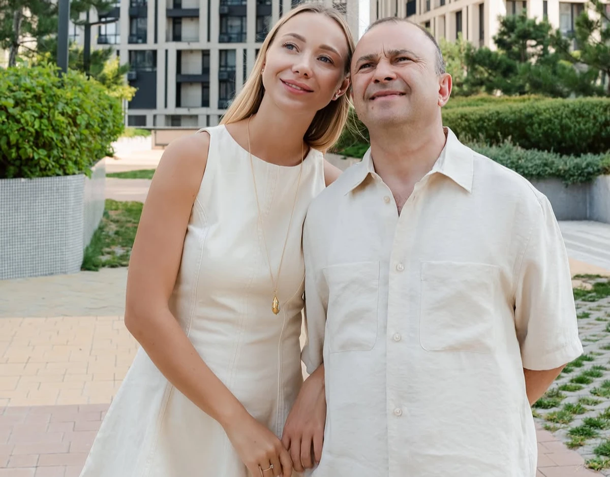 Катерина Репяхова та Віктор Павлік позують для фото