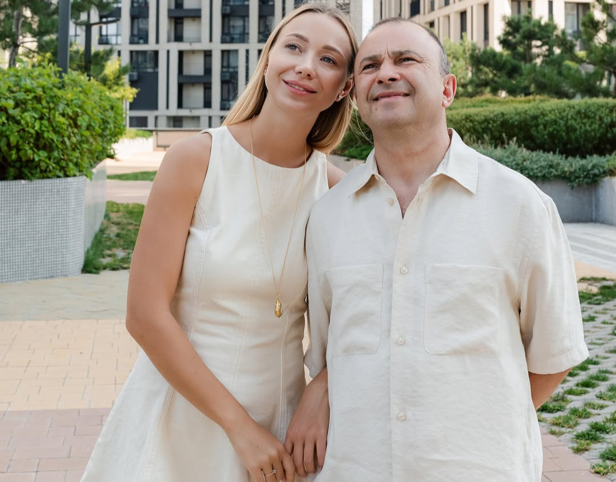 Катерина Репяхова та Віктор Павлік позують для фото