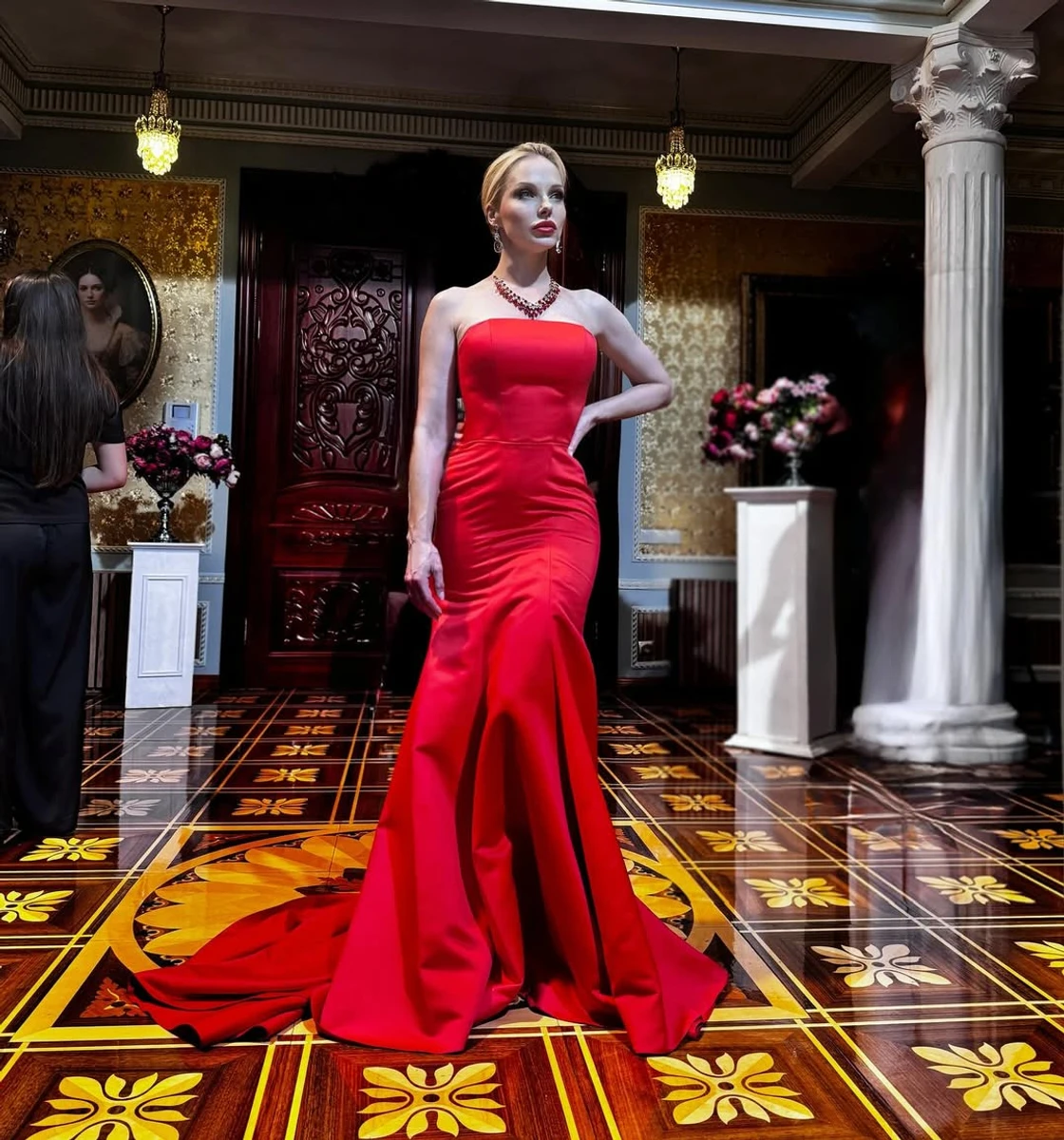 Даша Трегубова попозувала у червоній сукні з відкритими плечима