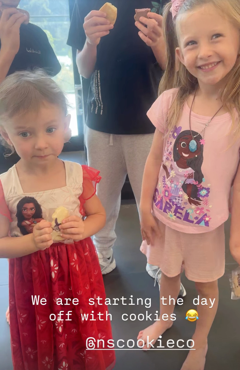 Хіларія Болдуїн показала молодших доньок у яскравих вбраннях