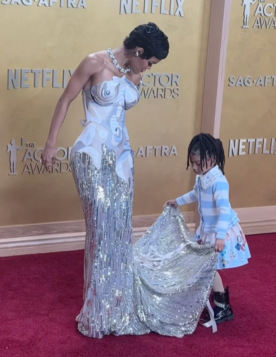 Дочка Теяна Тейлор допомагала їй розправляти сукню