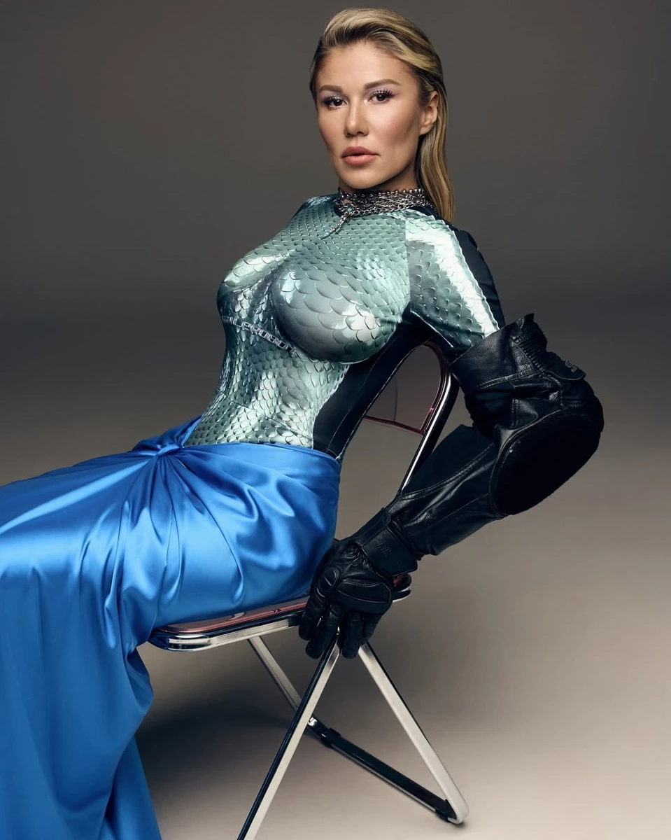 Альона Омаргалієва у сексі луці з лускою попозувала на стільці