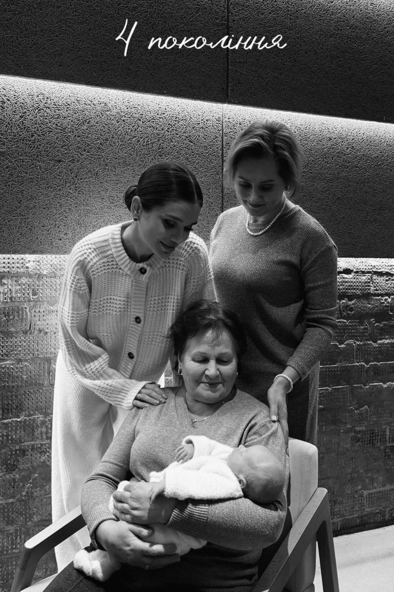 Саша з мамою, бабусею і донечкою