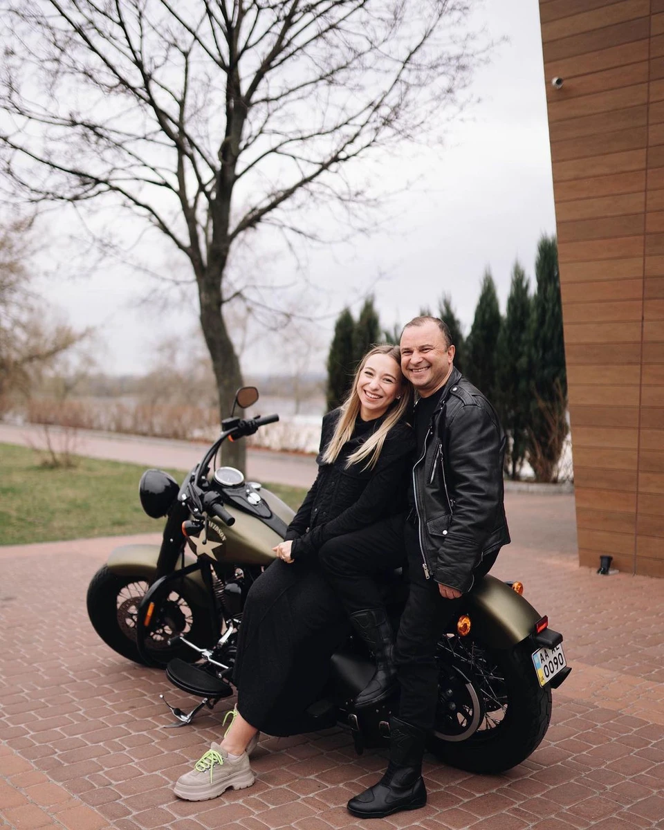 Молода дружина не дає засумувати