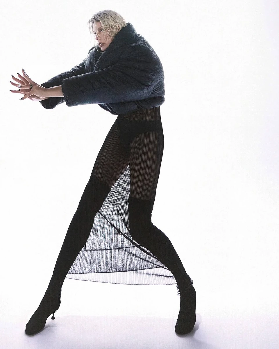 Мілла Йовович приміряла зухвалі образи для нової фотосесії