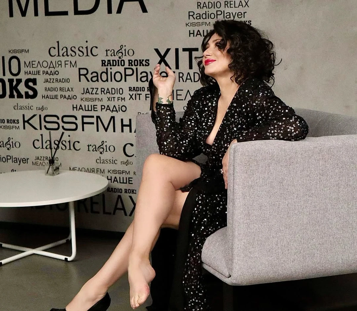 Олена Мозгова у сукні з розрізом закинула ногу одна на одну